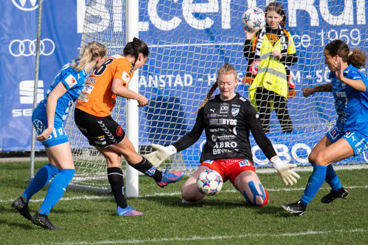 Kristianstads Evelyne Viens framför Kalmars Aubrei Corder
