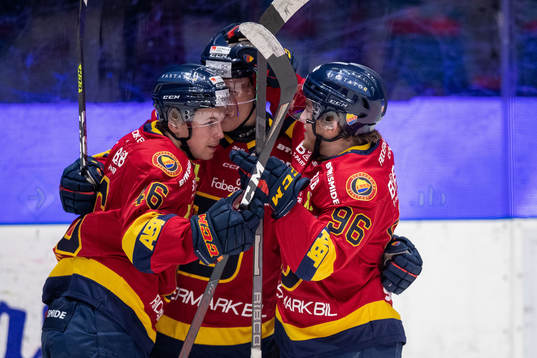 Djurgårdens Emil Berglund jublar med lagkamrater