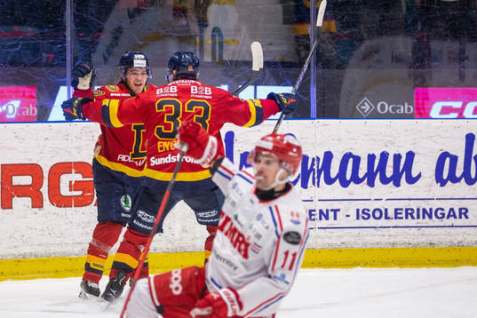 Djurgårdens Emil Berglund jublar med lagkamrater