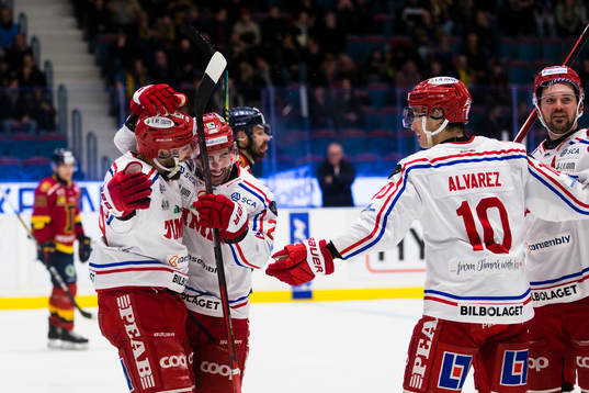 a vänster) gör 1-3 och jublar med lagkamrater