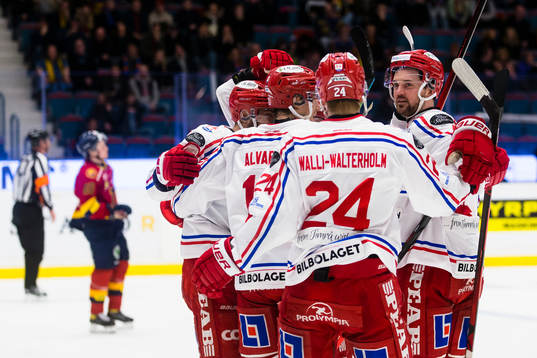 Timrås Joey LaLeggia gör 1-3 och jublöar med lagkamrater