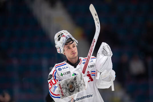 Timrås målvakt Jacob Johansson jublar