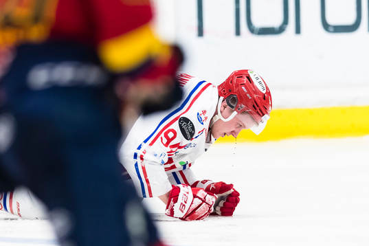Timrås Sebastian Hartmann blöder näsblod