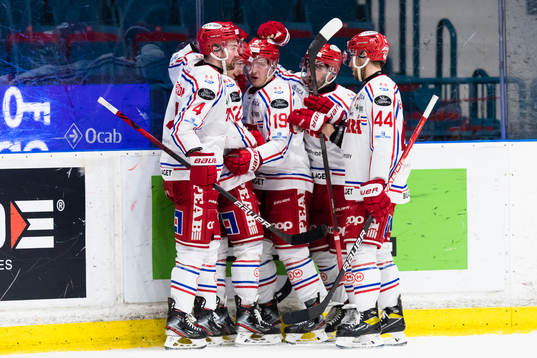 a vänster) gör 1-4 och gratuleras av lagkamrater