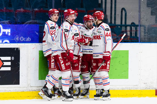 Timrås Sebastian Hartmann (v) gör 1-4 och gratuleras av