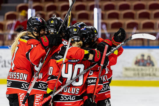 Luleås Jenni Hiirikoski jublar med lagkamrater