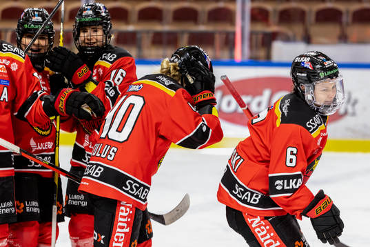 Luleås Jenni Hiirikoski jublar med lagkamrater