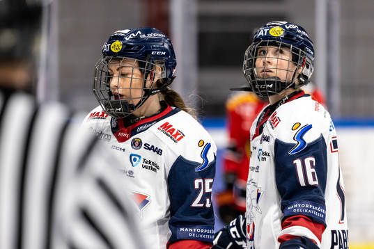 Linköpings Marthe Brunvold och Moa Wernblom  deppar