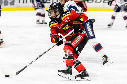 Luleås Noora Tulus med pucken