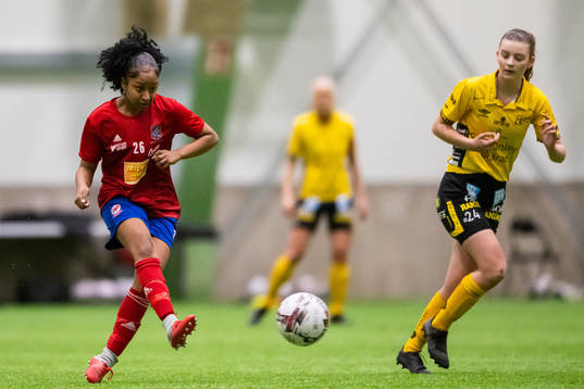 Sävedalens Rahel Yared och Elfsborgs Ida Backlund