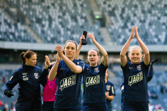 Eskilstunas Felicia Rogic jublar med lagkamrater