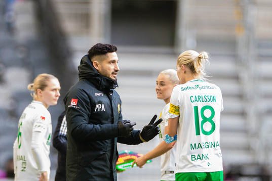 Hammarbys tränare Pablo Pinones-Arce och Hammarbys Alice