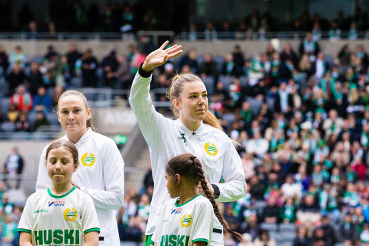 Hammarbys Vilde Hasund (v) och Emma Westin (h)