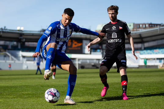 IFK Göteborgs Alexander Jallow och Fredrikstad Thomas Drage