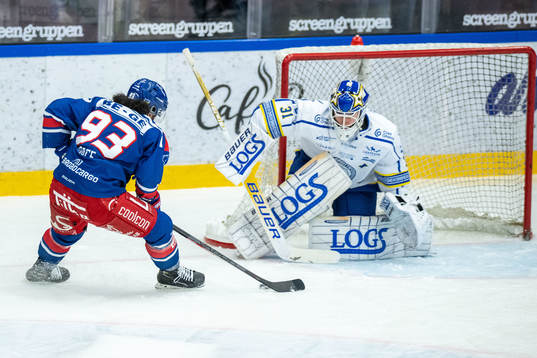 Oskarshamns Cameron Brace och Leksands målvakt Kasimir