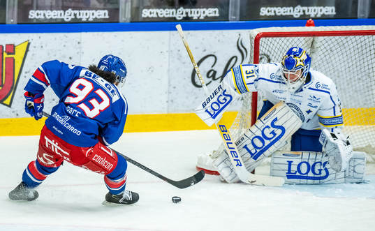 Oskarshamns Cameron Brace och Leksands målvakt Kasimir