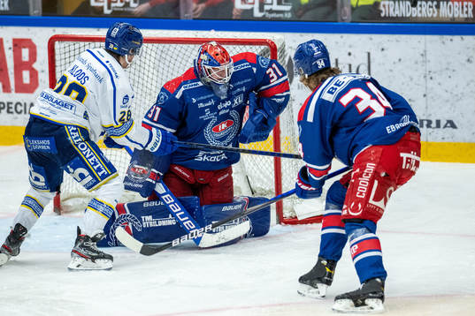 Leksands Justin Kloos och Oskarshamns målvakt Tim Juel