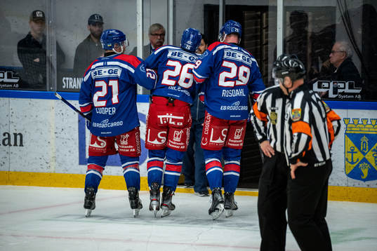 Oskarshamns Lukas Pilö får hjälp av isen