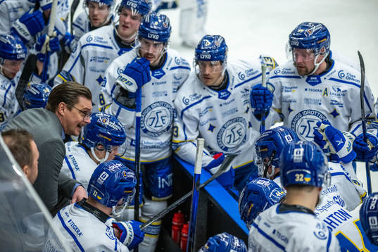 Leksands tränare Björn Hellkvist och spelare vid en