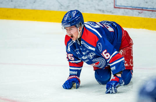 Oskarshamns Lukas Pilö har ont