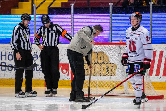 Vaktmästare fixar med isen