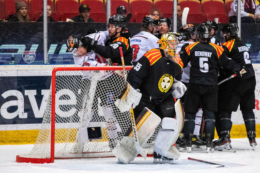 Örebros Oliver Eklind och Brynäs Oula Palve i bråk
