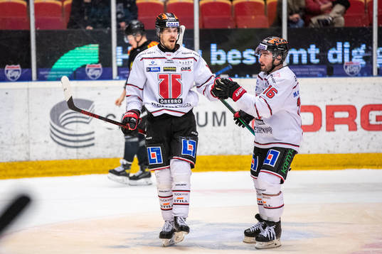 Örebros Emil Larsson jublar