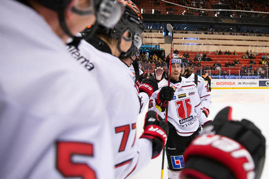 Örebros Emil Larsson jublar