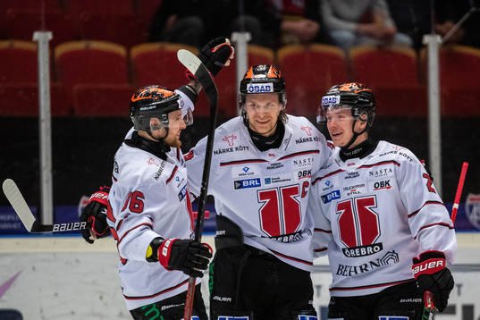 Örebros Rodrigo Abols jublar med lagkamrater