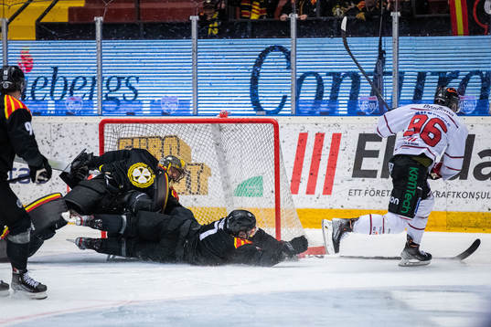 Örebros Robin Kovacs gör mål bakom Brynäs målvakt