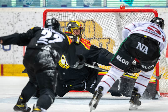 Örebros Linus Öberg gör 1-5 bakom Brynäs målvakt