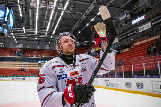 Örebros Robin Kovacs jublar