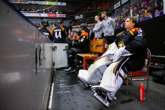 Brynäs målvakt Veini Vehviläinen deppar