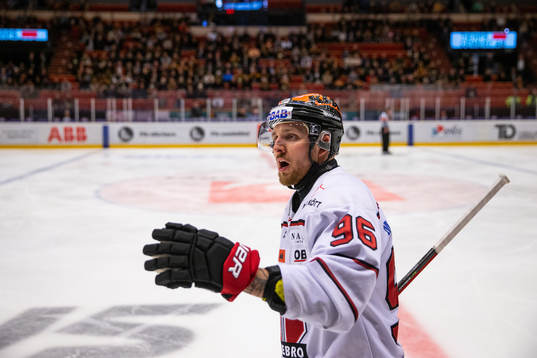 Örebros Robin Kovacs  jublar