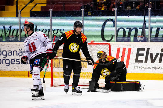 Brynäs Simon Bertilsson och målvakt Kristers Gudlevskis