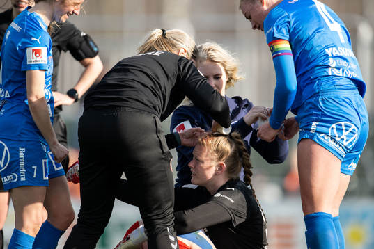Kalmars målvakt Aubrei Corder får vård