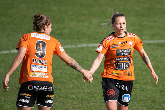 Kristianstads Tabitha Tindell och Emmi Alanen  jublar