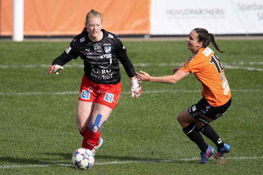 Kristianstads Evelyne Viens jagar Kalmars målvakt Aubrei