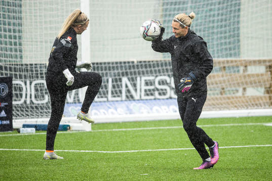 Häckens målvakt Jennifer Falk och målvakt Jacqueline