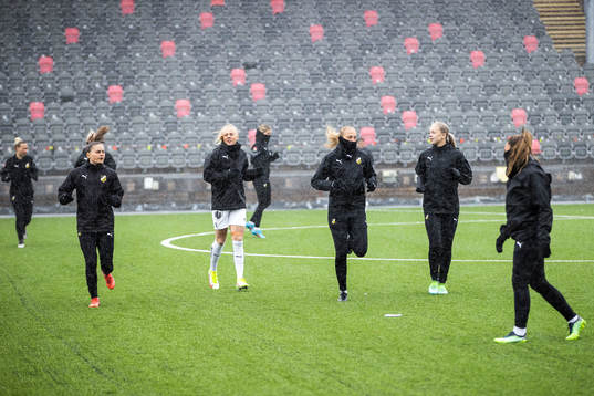Häckens spelare värmer upp innan fotbollsmatchen i
