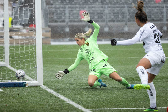Häckens Johanna Rytting Kaneryd gör 0-1 bakom Umeås