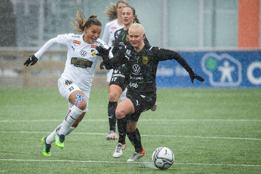 Häckens Johanna Rytting Kaneryd och Umeås Anni Miettunen