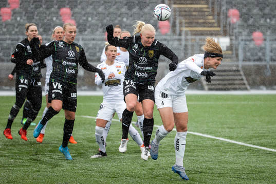 Umeås Anni Miettunen och Häckens Luna Nørgaard Gevitz i