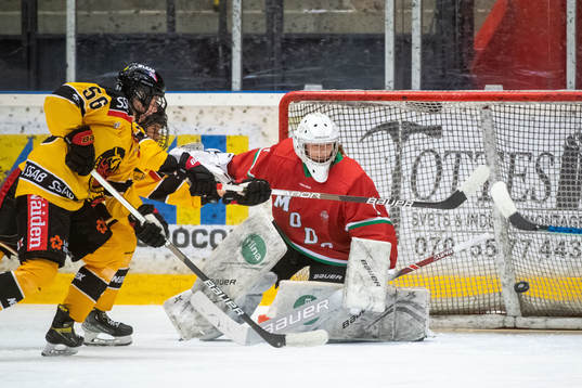 Luleås Klara Kenttälä och Modos målvakt Lisa Jönsson