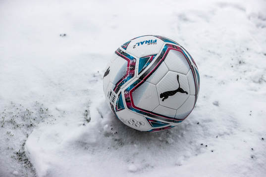 Fotboll i snön
