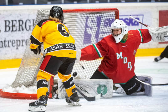 Luleås Engla Rankvist gör 0-2 bakom Modos målvakt Lisa