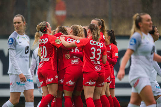 Lisa Fjeldstad Naalsund of Brann celebrates