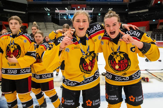 Luleås Klara Kenttälä och Tilde Sjödin  jublar