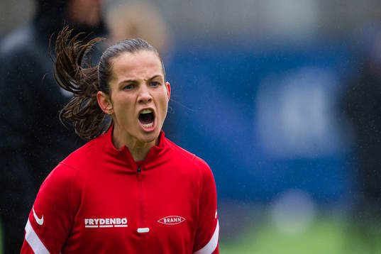 Tuva Hansen of Brann warms up