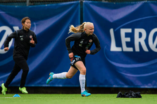 Linnéa Solvoll Laupstad of Arna-Bjørnar warms up